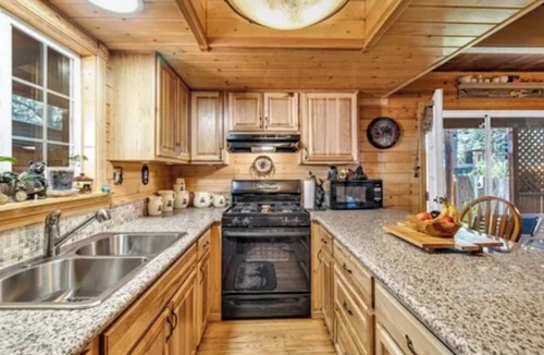Sierra Tract House | "The Bearadise" Fun Cozy Centrally Located Cabin