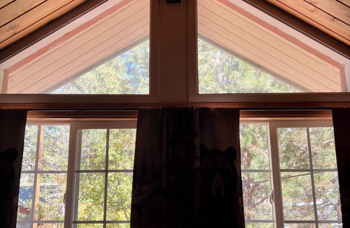 Sierra Tract House | "The Bearadise" Fun Cozy Centrally Located Cabin
