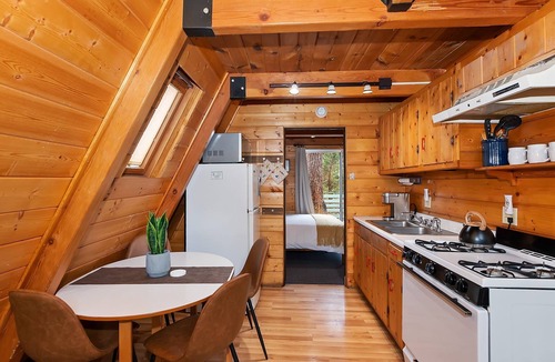 Moonridge Cabin | The Big Bear A-Frame by Destination Big Bear : HOT TUB! Mtn Views! BBQ! WIFI! Cable TV! Budget Friendly! Close to Bear Mountain!