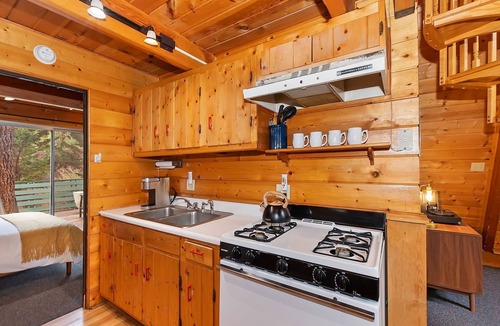 Moonridge Cabin | The Big Bear A-Frame by Destination Big Bear : HOT TUB! Mtn Views! BBQ! WIFI! Cable TV! Budget Friendly! Close to Bear Mountain!