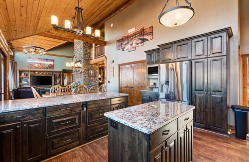 Kanab Cabin | The Blackhawk Cabin | Desert Oasis, Hot Tub, Pickleball, Views & More!