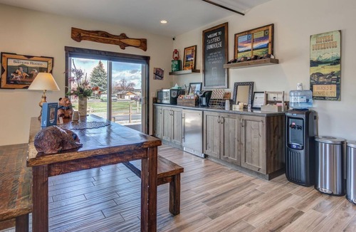 Sisters Apartment | “The Buffalo Bungalow” - Sisters Bunkhouse DOWNTOWN