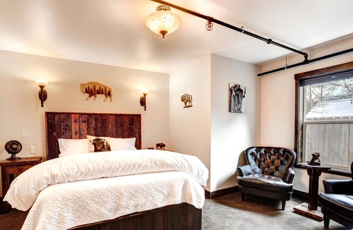 Sisters Apartment | “The Buffalo Bungalow” - Sisters Bunkhouse DOWNTOWN