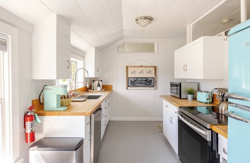 Kenwood Cottage | The Carriage House Sonoma Hot Tub Vineyard Views Complimentary Bottle