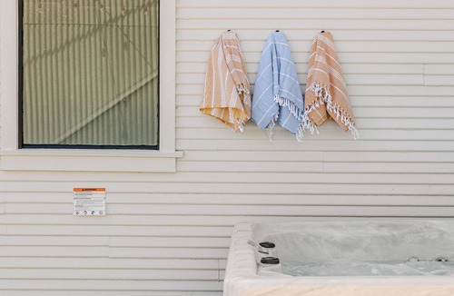 Kenwood Cottage | The Carriage House Sonoma Hot Tub Vineyard Views Complimentary Bottle