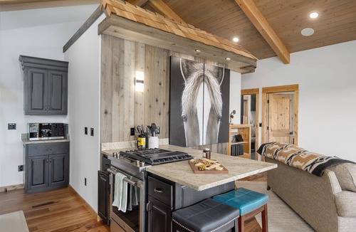 Roseburg House | The Cliff House also serves as a guest house for additional rental for Overlook
