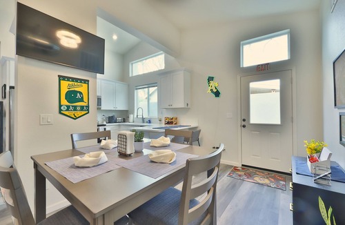 West Sacramento House | “The Club House” - 7 Minutes from Downtown Sacramento - Stylish 2 bed/2 bath