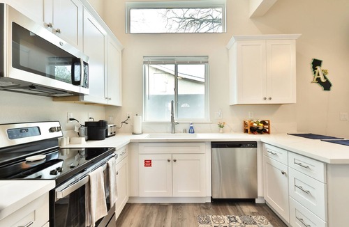 West Sacramento House | “The Club House” - 7 Minutes from Downtown Sacramento - Stylish 2 bed/2 bath