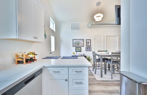West Sacramento House | “The Club House” - 7 Minutes from Downtown Sacramento - Stylish 2 bed/2 bath