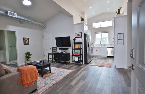 West Sacramento House | “The Club House” - 7 Minutes from Downtown Sacramento - Stylish 2 bed/2 bath