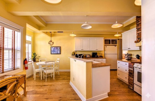 Nob Hill House | The Cottage-Near Downtown Historic Courthouse Square