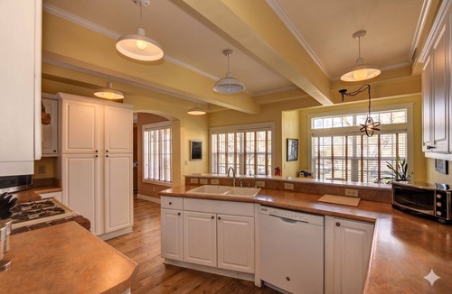Nob Hill House | The Cottage-Near Downtown Historic Courthouse Square