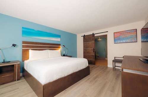 Harbor Hotel | The Cove | One Bedroom Suite | Lounge Nights & Walks to Shoreline Village