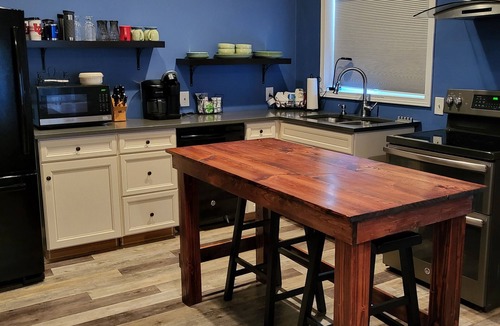 Washougal House | The Crash Pad, A private 1 bedroom, 1 bath 1200 sq ft apartment.