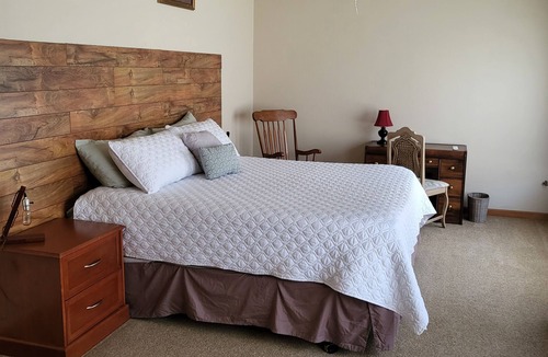 Washougal House | The Crash Pad, A private 1 bedroom, 1 bath 1200 sq ft apartment.