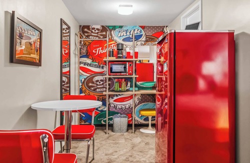Governmental Mall Hotel | The Egyptian - Retro Modern Motel - Room 201