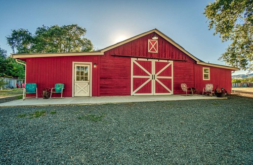 Upper Lake House | The Famous Red Barn! Stay w/Farm Animals & Viewsn