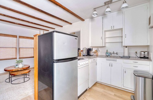 Irvington Apartment | The Garden Cottage - Broadway Retreat - Walkable
