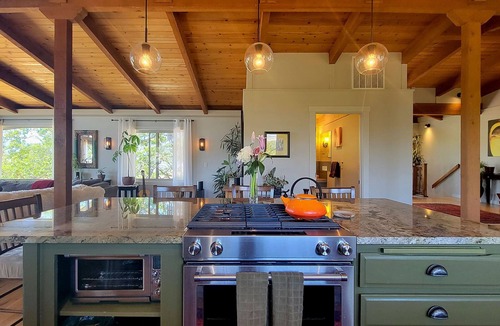 Ashland House | The Gem and Cottage of Ashland, Hot tub, Views