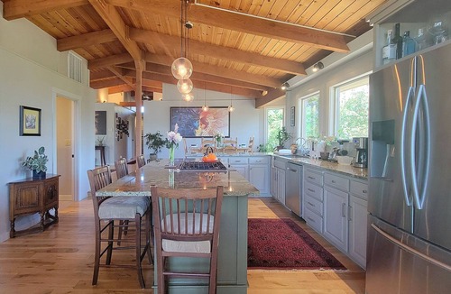 Ashland House | The Gem and Cottage of Ashland, Hot tub, Views