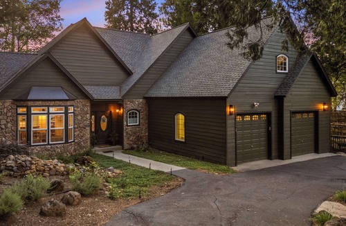 Mi-Wuk Village House | The Grand View- Gorgeous Family Friendly 4 bedroom home with Game Room.