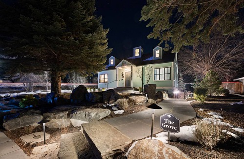 Larkspur Apartment | The Grove at Midtown Manor - King Beds & Hot Tub!