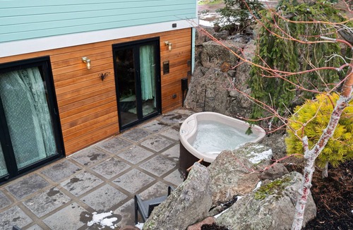 Larkspur Apartment | The Grove at Midtown Manor - King Beds & Hot Tub!