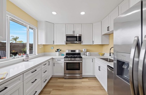 East Side Capistrano House | The Happy Holly House Oceanside. Less than 1 mi to Beach/Harbor. Easy Walk. Yard