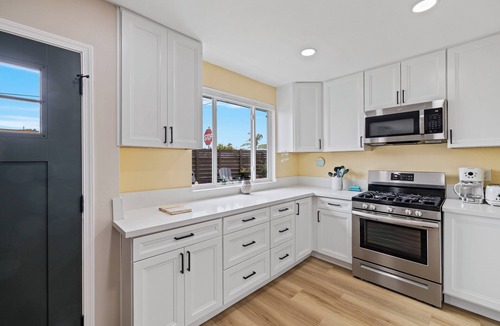 East Side Capistrano House | The Happy Holly House Oceanside. Less than 1 mi to Beach/Harbor. Easy Walk. Yard