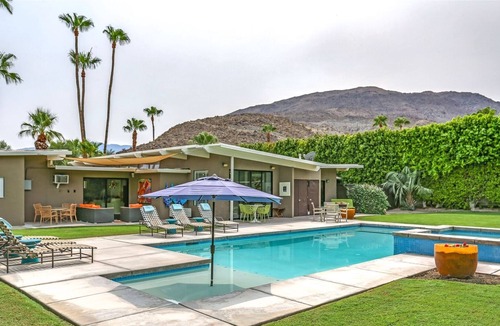 Magnesia Falls Cove House | The Happy Hour Hideaway