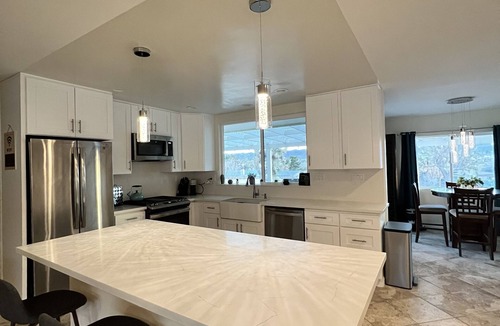 Yucca Valley House | The Hideaway : HotTub+BBQ+Fire-pits+pool table