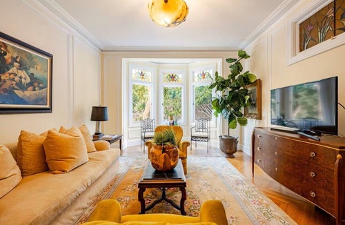 Nob Hill Cabin | The Hollywood Suite, atop of Nob Hill