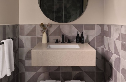 Koreatown Hotel | The Ivory