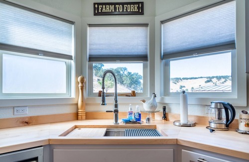 Bradley House | The J's Nest Cottage - Quiet Country Cottage with Mountain Views!
