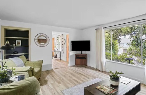 Eugene House | The Jasmine House - Cute & Centrally Located home