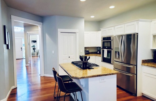 Albany House | The Jordan House- very spacious, 3 car garage