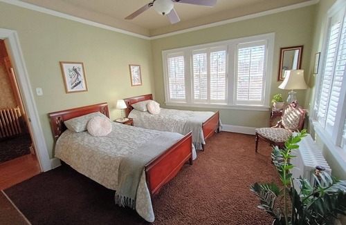 Altamont Bed & Breakfast | The Klamath Inn: Flexible Bed & Breakfast Retreat for Families and Groups
