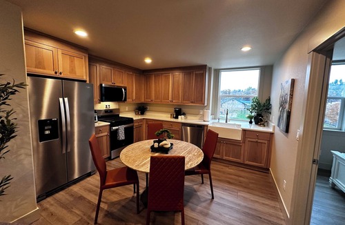 Turner House | "The Lake House"- Brand New 2BR Retreat w/King Bed- Elegant -Close to Wineries