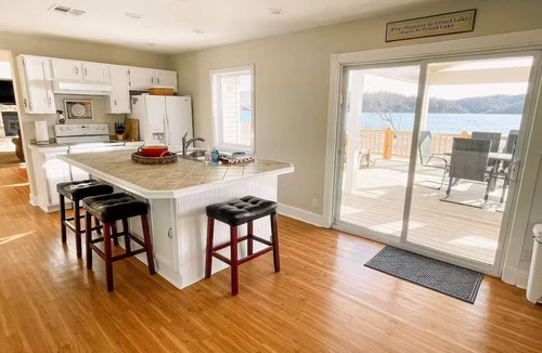 Fairland House | The Lakehouse at Hidden Cove