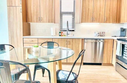 East Village Apartment | The Leo - Deluxe 3 Bedroom Stay