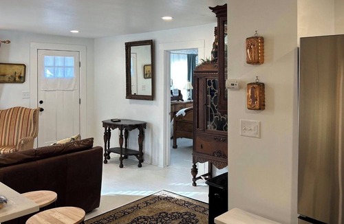 Cottage Grove House | The Little Pearl, Boutique Designer Cottage in Cottage Grove’s Historic District