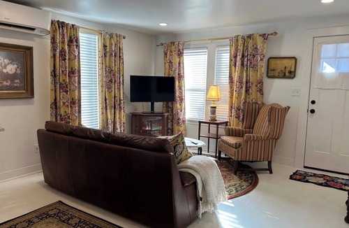 Cottage Grove House | The Little Pearl, Boutique Designer Cottage in Cottage Grove’s Historic District