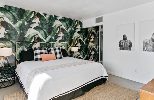 Warm Sands House | The Marley Hotel Room 5 by AvantStay | Classic Palm Springs Suite w Pool&Hot Tub