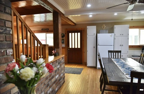 McCloud House | The McCloud Vacation Home on Mt. Shasta Sleeps 10+, Free Wifi