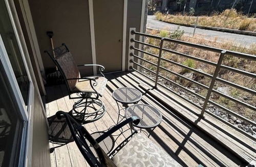 Kirkwood Apartment | The Meadows Modern Suite Deck & Garage Parking