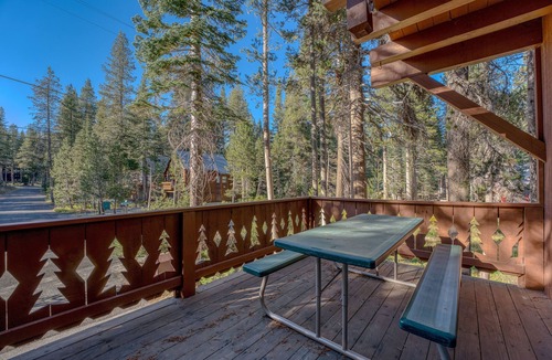 Serene Lakes House | The Mountain Retreat | Ski & Lake Getaway