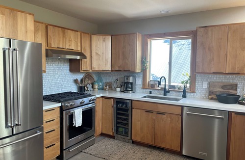 Serene Lakes House | The New Minglewood - a Beautiful 4-bedroom house with Hot Tub