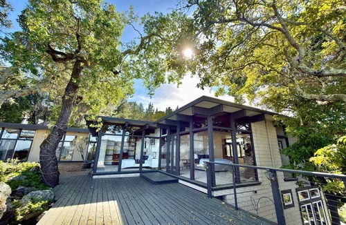 San Rafael House | The Oak - Luxury 4B4B Resort Stay in San Rafael with Pool and Hot Tub