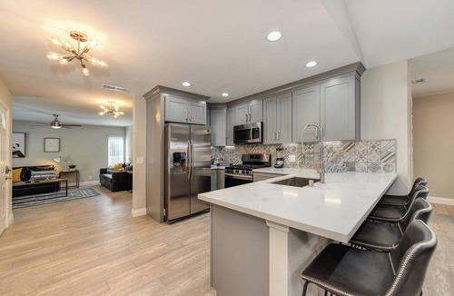 Sacramento House | The Olive House: Charming 3BR Gem, Pet Friendly, Fully Gated, NearDowntown Shops