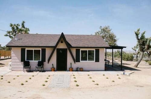 Yucca Valley Cottage | The Onyx - Hot tub - Cowboy Pool - Lounging deck